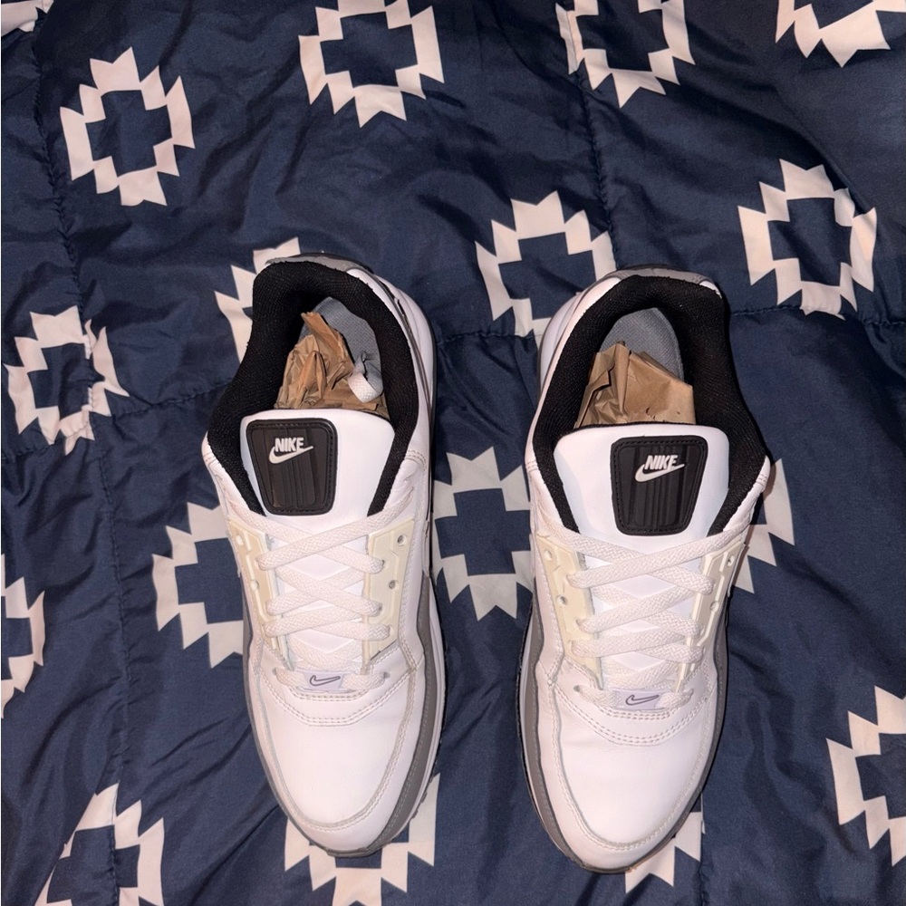 Nike Men’s White and Gray Athletic Sneakers - Picture 2 of 6